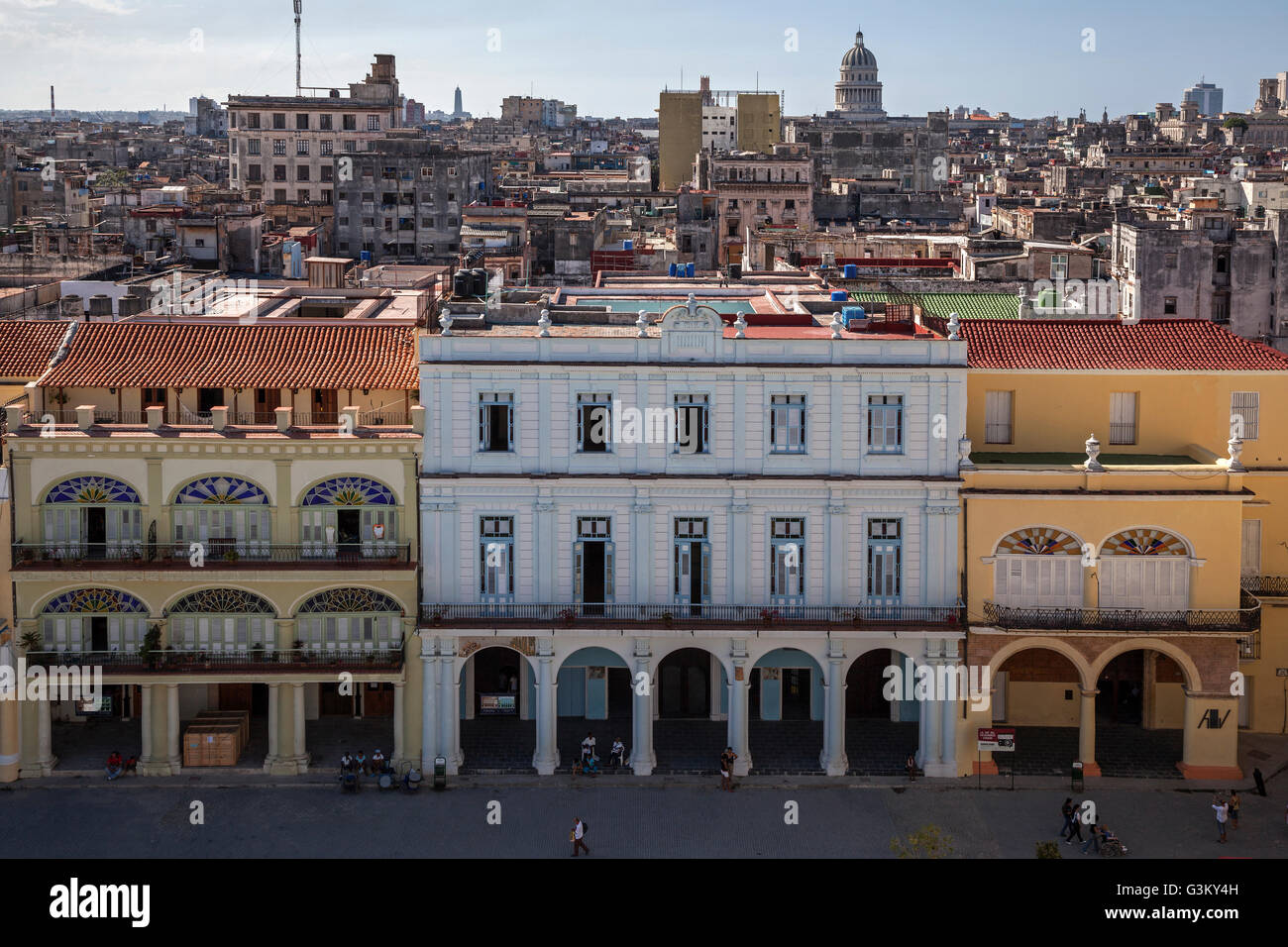 Vue de la Plaza Vieja, maisons rénovées dans le centre historique, derrière le dôme du capitole, La Havane, Cuba Banque D'Images