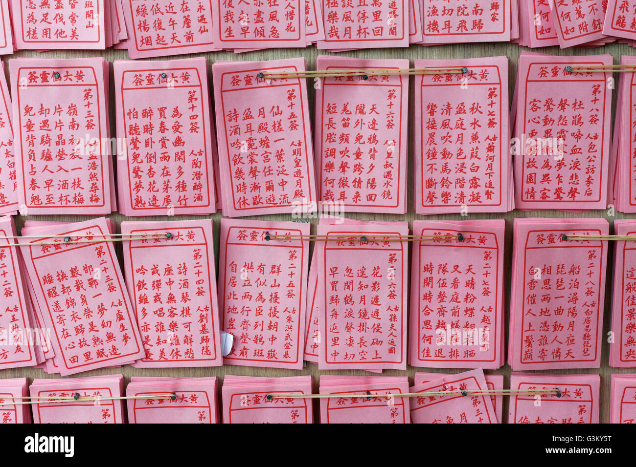Horoscope rose papier avec l'écriture chinoise, à la vente, Sik Sik Yuen Wang Tai Sin Temple, Kowloon, Hong Kong, Chine Banque D'Images
