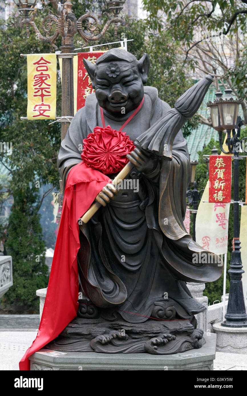 Cochon, statue de bronze, signes du zodiaque chinois, ou de Sik Sik Yuen Wong Tai Sin Temple, taoïstes, Kowloon, Hong Kong, Chine Banque D'Images