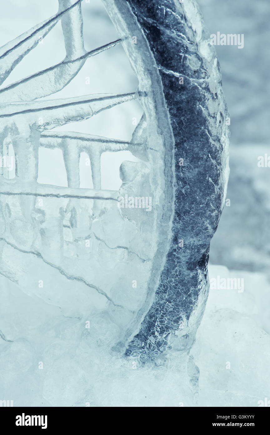 Close-up de roue de vélo couvert de glace, la Suède, Europe Banque D'Images