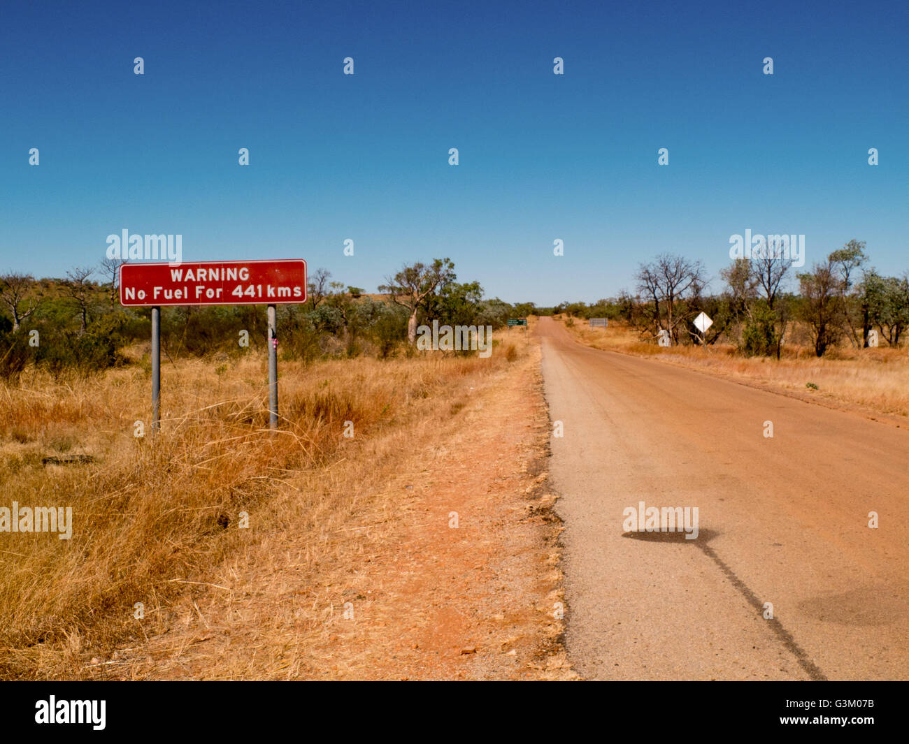 Un panneau met en garde de plus de stations d'essence de l'outback australien sur le chemin de Darwin Banque D'Images