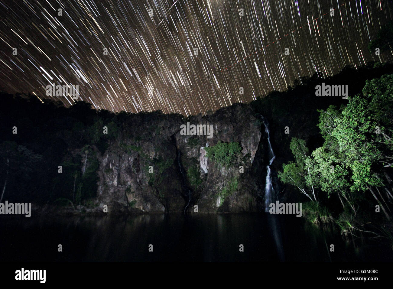 Star trail prises à Wangi Falls, Territoire du Nord, Australie Banque D'Images