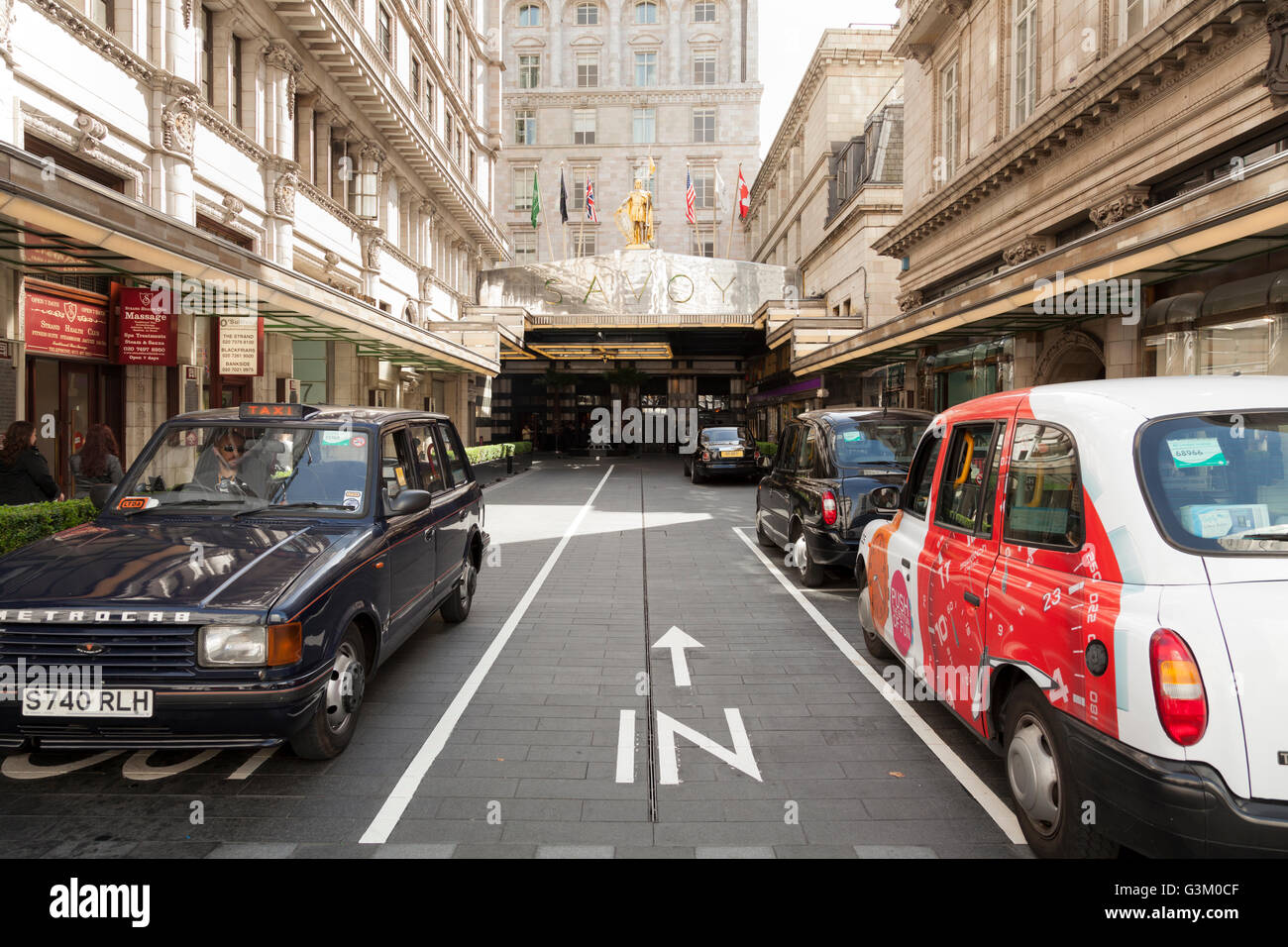 Les taxis garés devant l'entrée principale de Savoy Hotel dans le Strand, London, Angleterre, Royaume-Uni, Europe Banque D'Images