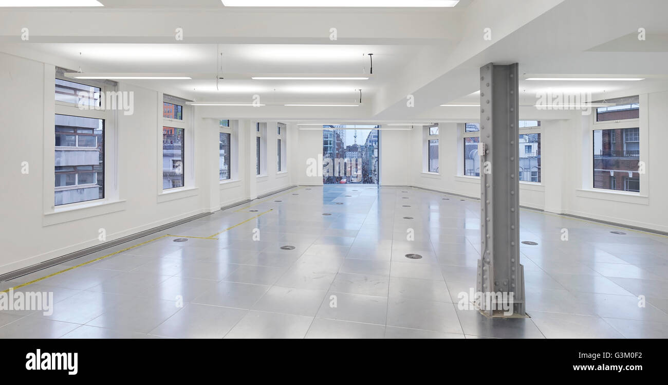 Panorama du plancher et non meublé vue vers New Oxford Street. Bloomsbury Way, London, Royaume-Uni. Architecte : BuckleyGrayYeoman, 2015. Banque D'Images