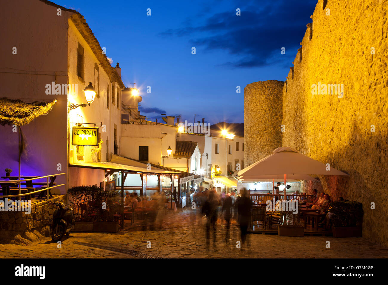 Ruelle dans le quartier historique de Vila Vella la nuit, Tossa de Mar, Costa Brava, Catalogne, Espagne, Europe, PublicGround Banque D'Images