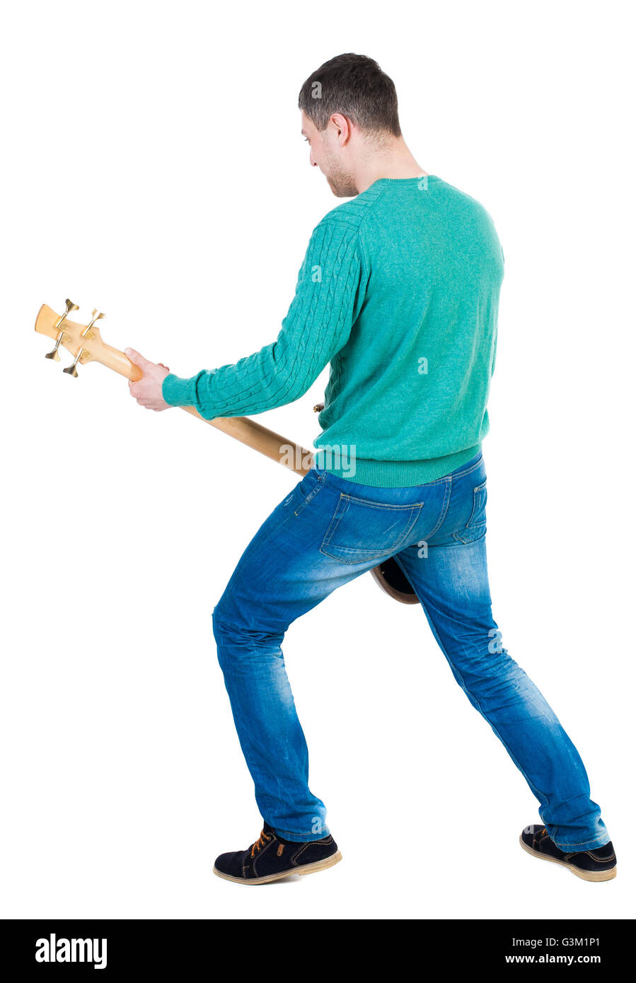 Vue arrière d'un jeune homme avec une guitare. Rock Star avec un instrument de musique. Vue arrière Vue arrière. collection les gens de personne. Plus isolé sur fond blanc. Le gars dans la gaine verte qui joue de la guitare. Banque D'Images