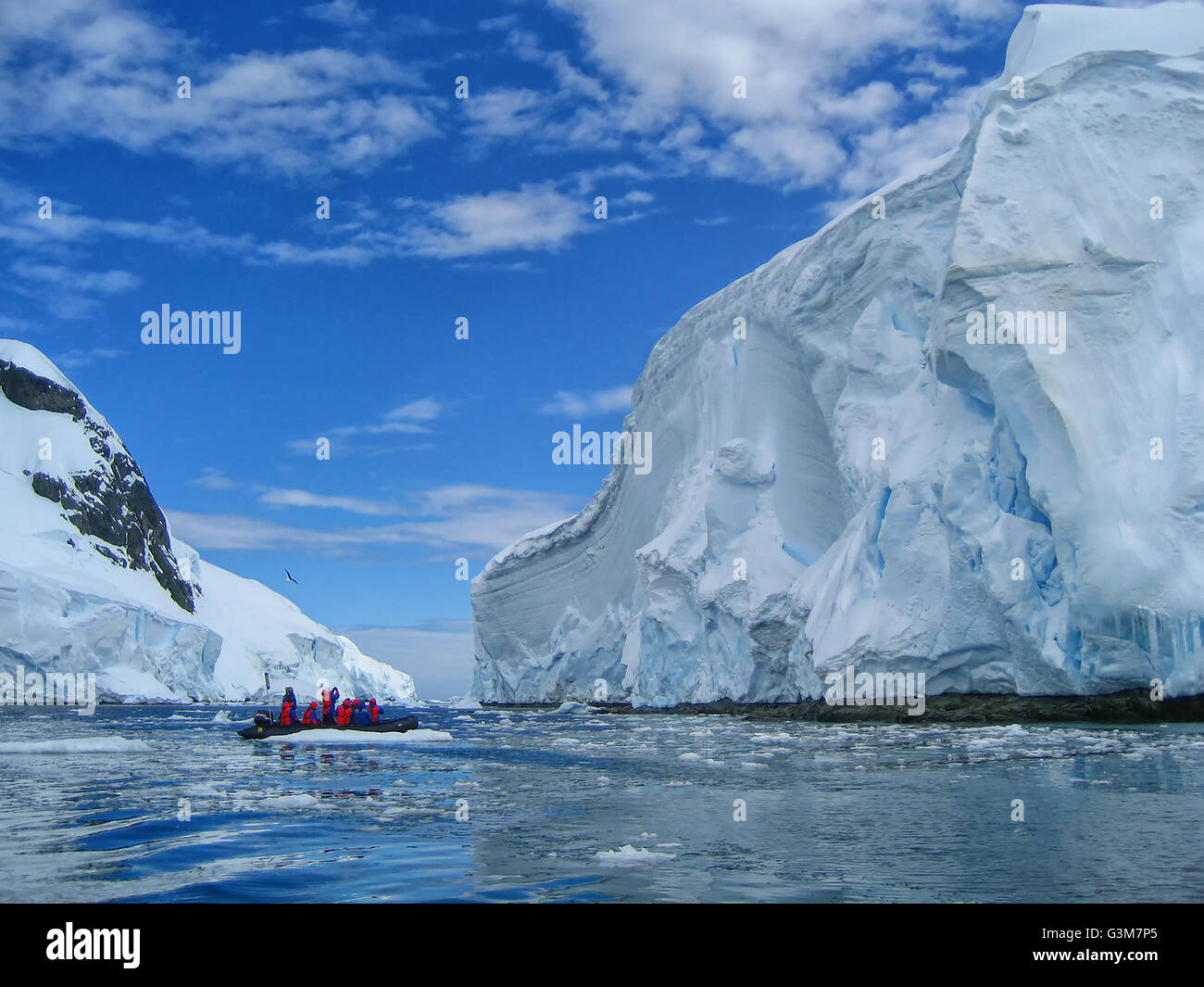 Les passagers de croisière dans une étude de Key Largo l'étonnante de couleurs et de formes d'un grand iceberg dans l'Antarctique. Banque D'Images