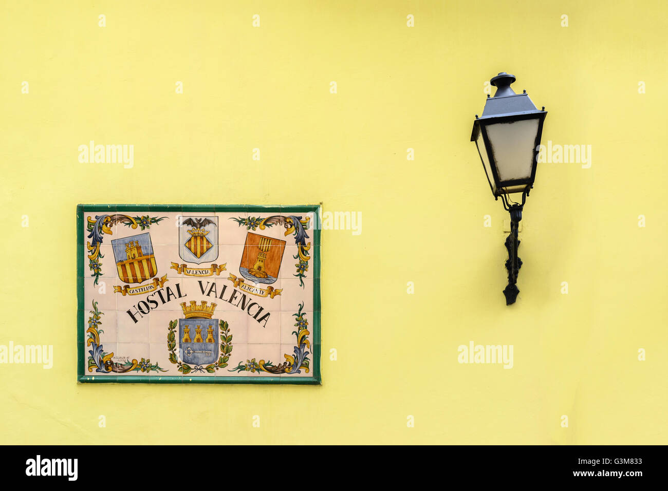 Affiche murale traditionnelle cubaine et de la lanterne à l'extérieur de l'hôtel Valencia, Calle de los Oficios, la vieille Havane, Cuba Banque D'Images