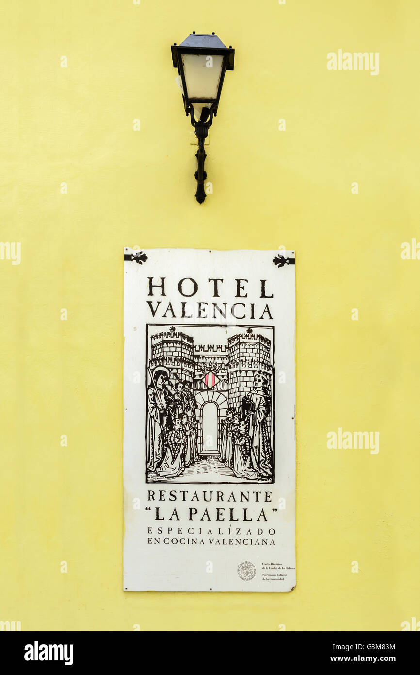 Restaurant sign et de la lanterne à l'extérieur Restaurant 'La Paella', l'hôtel Valencia, Calle de los Oficios, la vieille Havane, Cuba Banque D'Images