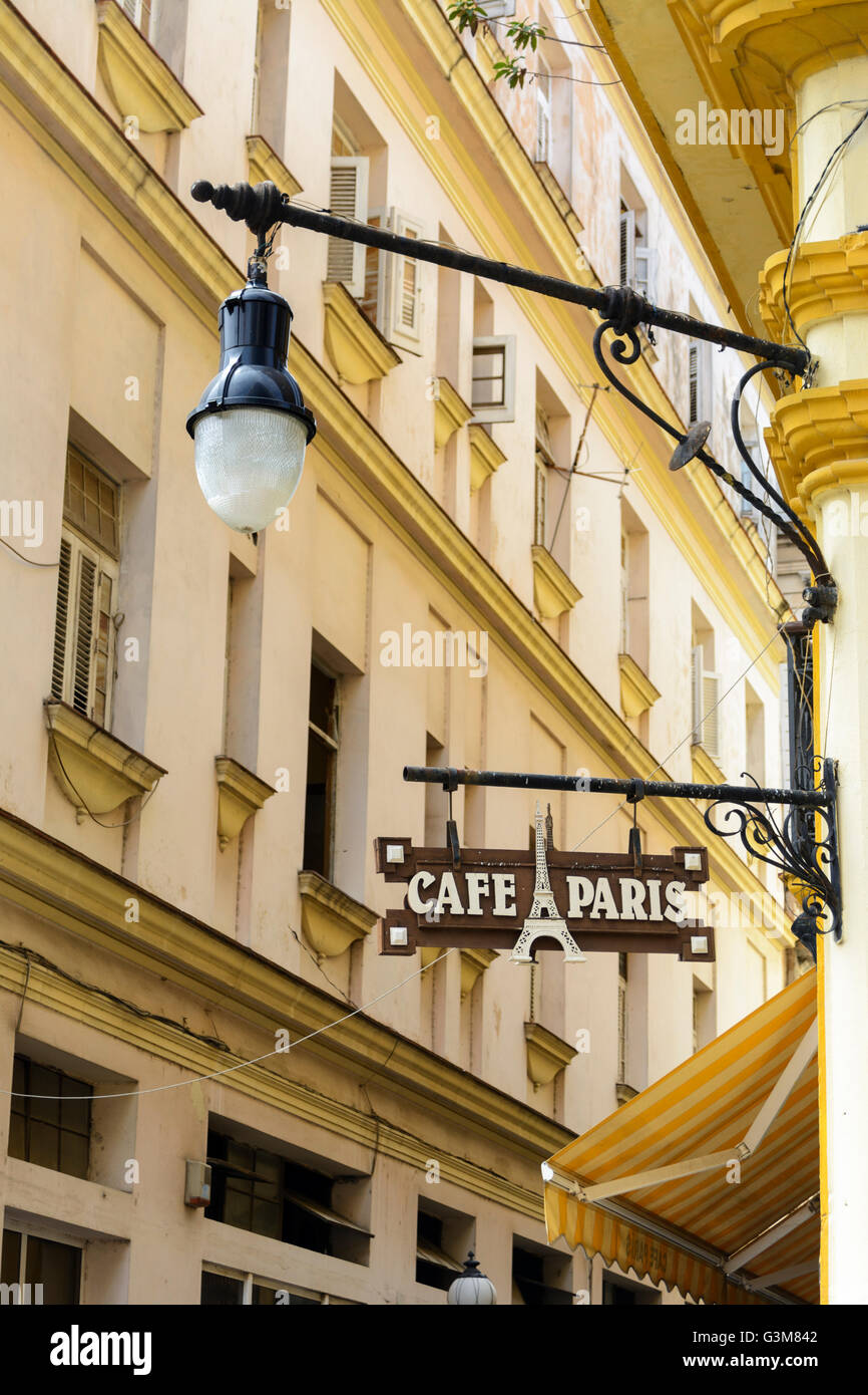 Cafe Paris, La Vieille Havane, Cuba - un populaire restaurant bar avec musique en direct sur le coin de la calle San Ignacio et Calle del Obispo Banque D'Images