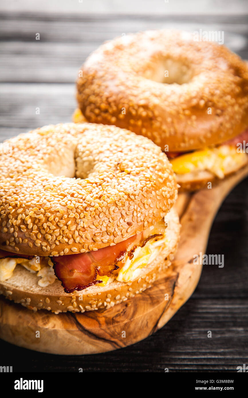 Bagel avec du bacon et des oeufs Banque D'Images Bagel avec du bacon et des oeufs Banque D'Images