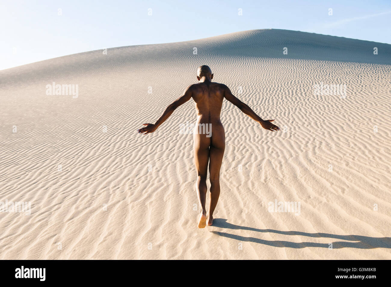 Vue arrière de femme nue dans le désert Banque D'Images