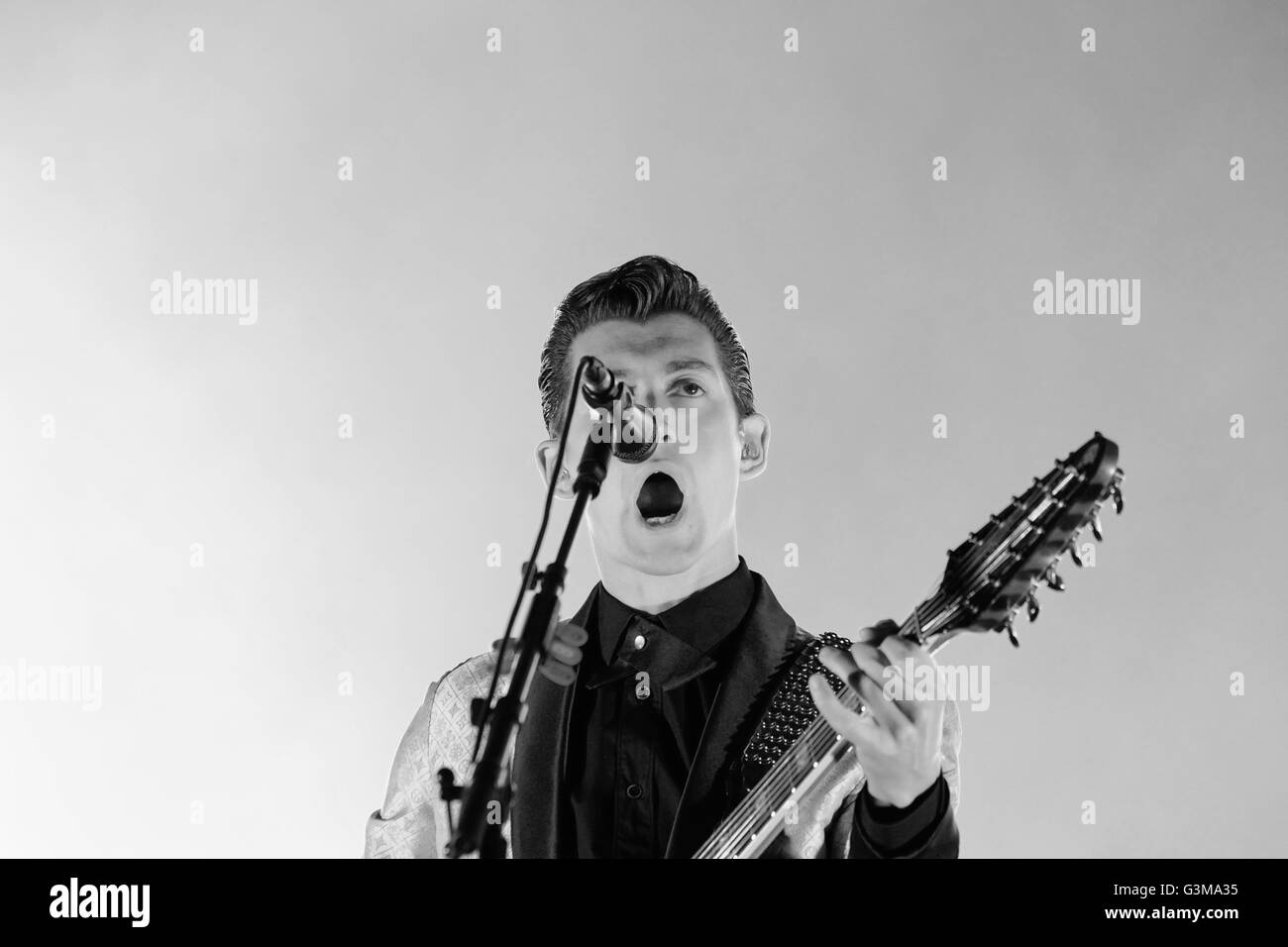 Alex Turner du groupe de rock anglais Arctic Monkeys effectue au Festival Openair Zurich 2013. Banque D'Images Alex Turner du groupe de rock anglais Arctic Monkeys effectue au Festival Openair Zurich 2013. Banque D'Images