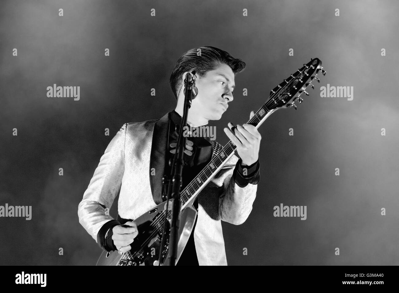 Alex Turner du groupe de rock anglais Arctic Monkeys effectue au Festival Openair Zurich 2013. Banque D'Images Alex Turner du groupe de rock anglais Arctic Monkeys effectue au Festival Openair Zurich 2013. Banque D'Images
