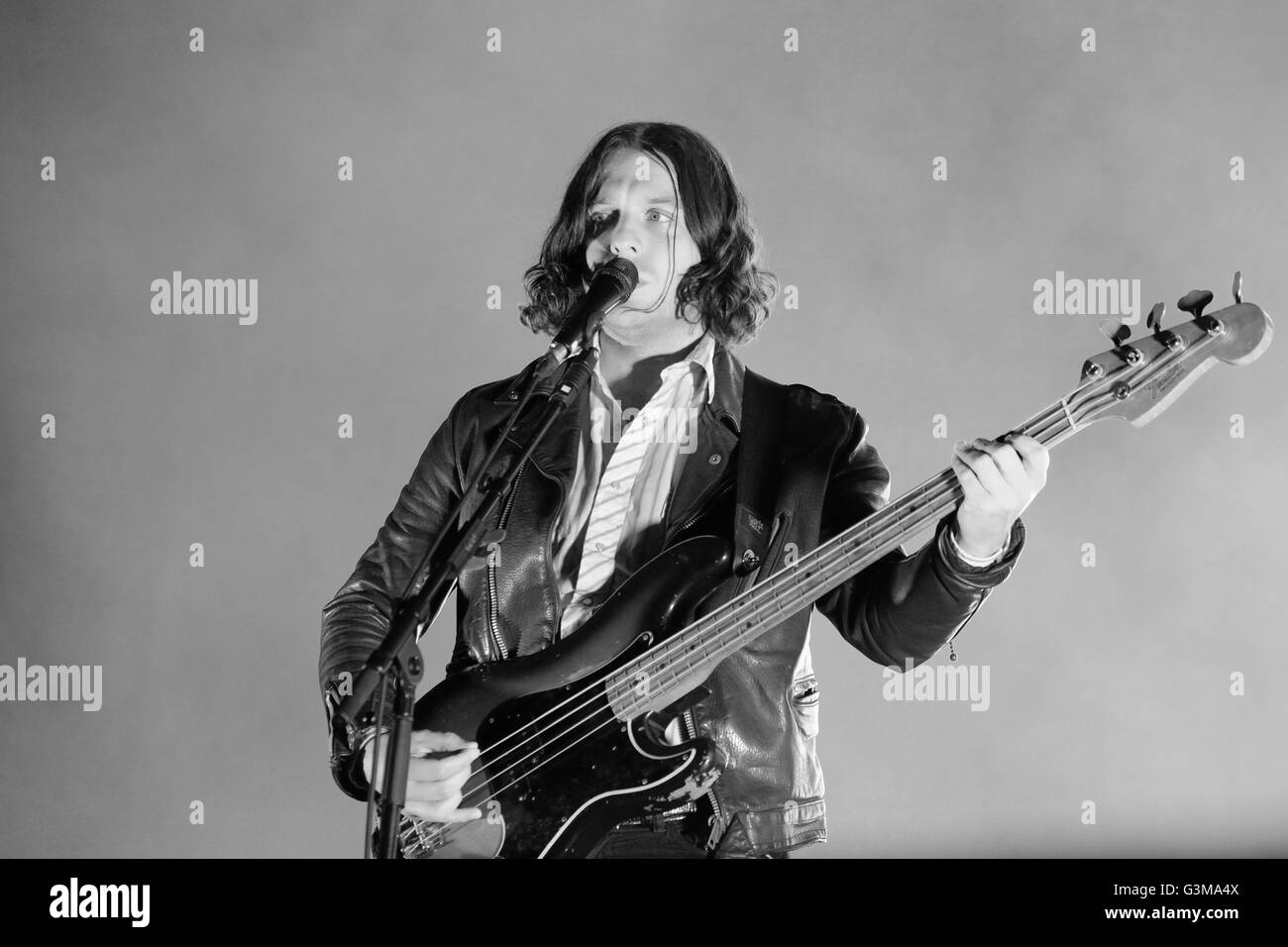 Jamie Cook du groupe de rock anglais Arctic Monkeys effectue au Festival Openair Zurich 2013. Banque D'Images Jamie Cook du groupe de rock anglais Arctic Monkeys effectue au Festival Openair Zurich 2013. Banque D'Images