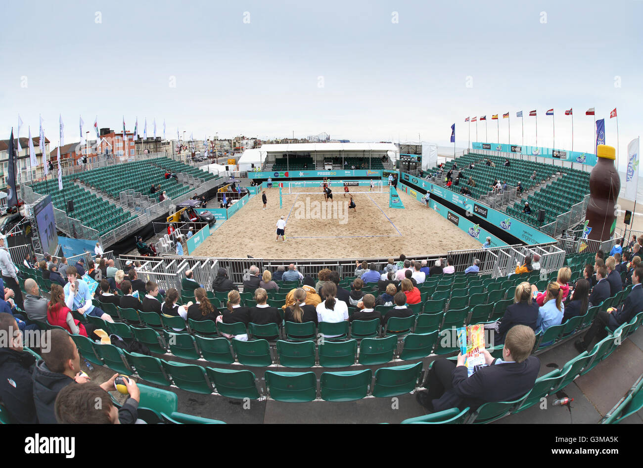 Large vue sur la cour principale lors du championnat de beach-volley se déroulant sur la plage de Blackpool Banque D'Images
