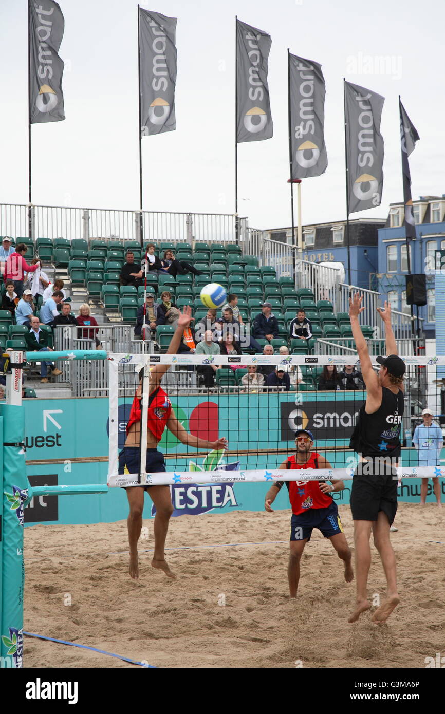 Mens partie en cours lors du championnat de beach-volley se déroulant sur la plage de Blackpool Banque D'Images