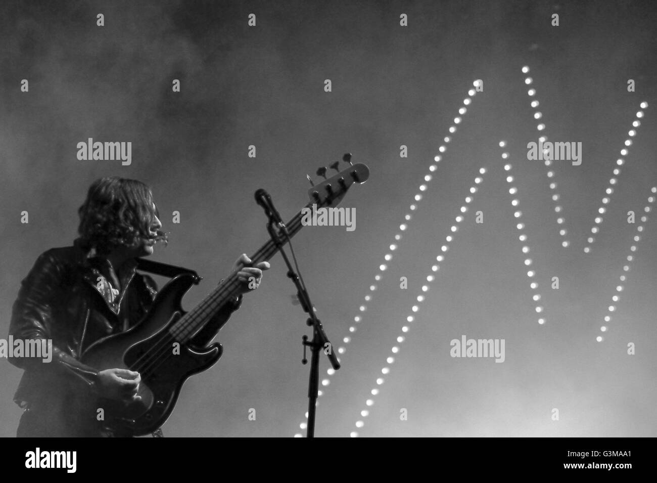 Jamie Cook du groupe de rock anglais Arctic Monkeys effectue au Festival Openair Zurich 2013. Banque D'Images Jamie Cook du groupe de rock anglais Arctic Monkeys effectue au Festival Openair Zurich 2013. Banque D'Images