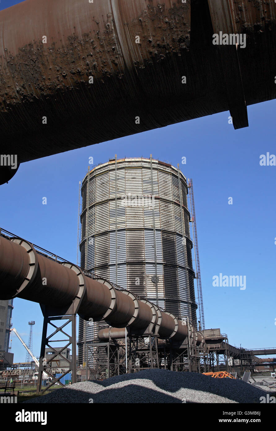 Les tuyaux de gaz grande court vers un gaz porteur à l'aciérie Redcar. Pris en 2008 avant la clôture. Des tas de charbon à coke en premier plan Banque D'Images