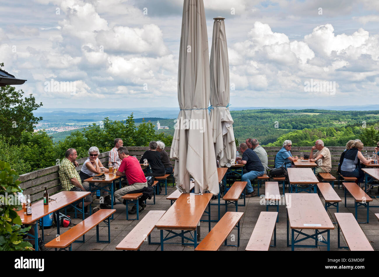 Les clients du café en plein air sur le Staffelberg, Bad Staffelstein, Haute-Franconie, Bavière, Allemagne. Banque D'Images