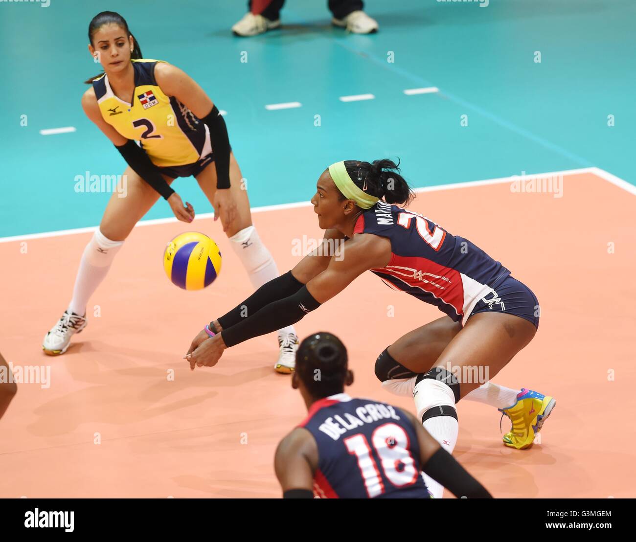 Olomouc, République tchèque. 12 Juin, 2016. De gauche à droite : Winifer Brayelin Maria Fernandez Perez et Elizabeth Martinez de Domincan Republic en action pendant le Grand Prix du tournoi de volley-ball, 2ème division match République tchèque contre la République dominicaine à Olomouc, République tchèque, le 12 juin 2016. © Ludek Perina/CTK Photo/Alamy Live News Banque D'Images