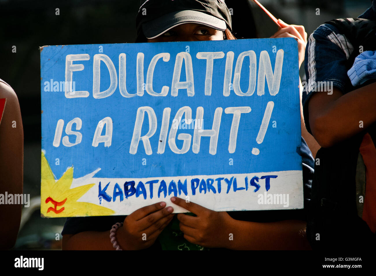 13 juin 2016 - Philippines - un étudiant protestataire est titulaire d'un signe devant le ministère de l'éducation dans la ville de Pasig. Selon les manifestants étudiants, les années ajoutées dans le programme d'éducation 12 K à l'origine de l'abandon scolaire de milliers d'étudiants qui ne peuvent pas se permettre une autre année de frais de scolarité. (Crédit Image : © J Gerard Seguia via Zuma sur le fil) Banque D'Images