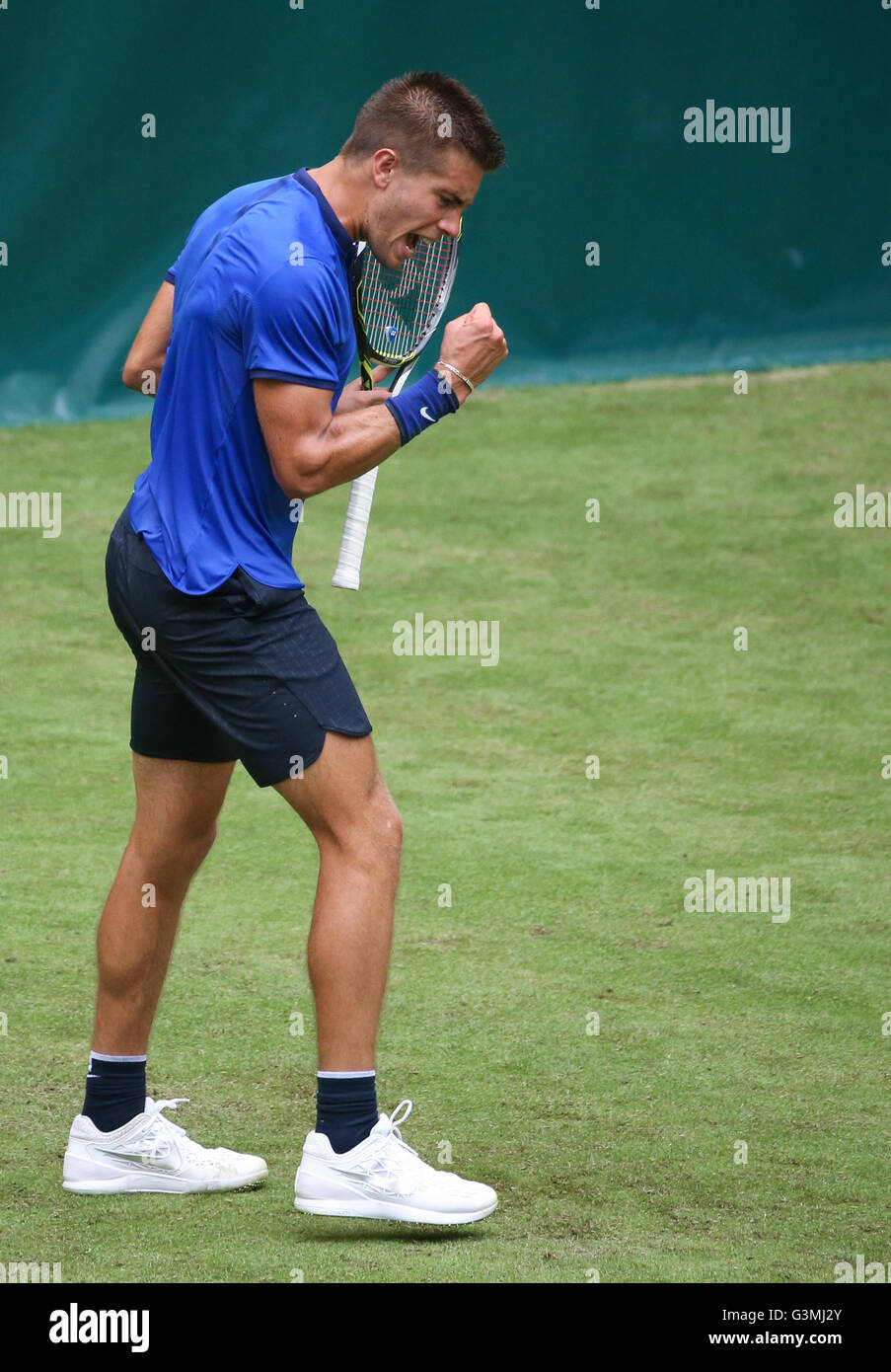 Halle, Allemagne. 13 Juin, 2016. Borna Coric de Croatie réagit au cours de son premier match contre David Goffin de Belgique au tournoi de tennis ATP à Halle, en Allemagne, le 13 juin 2016. Photo : FRISO GENTSCH/dpa/Alamy Live News Banque D'Images