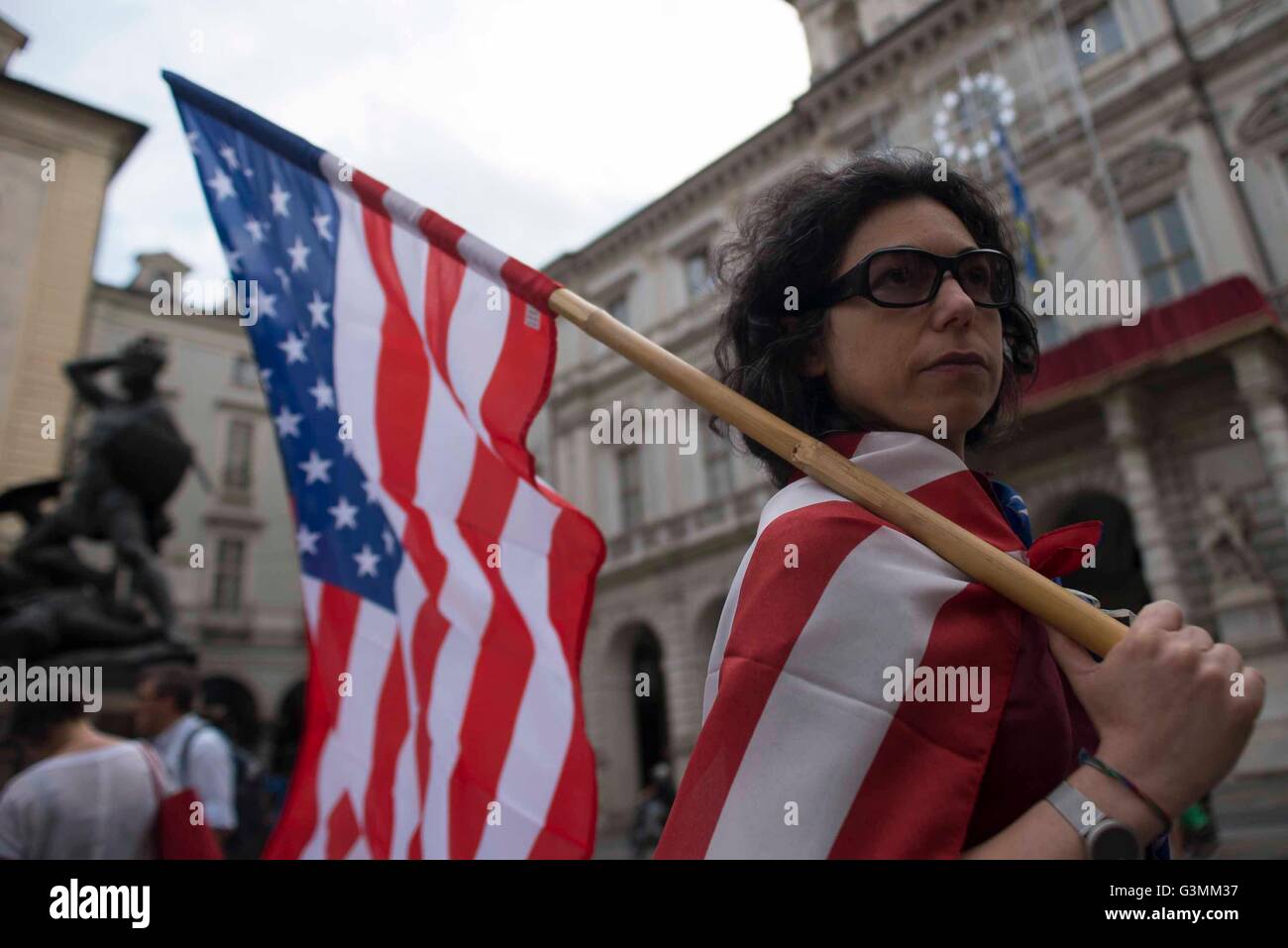 Turin, Italie. 13 Juin, 2016. S'asseoir à Turin en solidarité pour les victimes du massacre Crédit : Stefano Guidi/Alamy Live News Banque D'Images