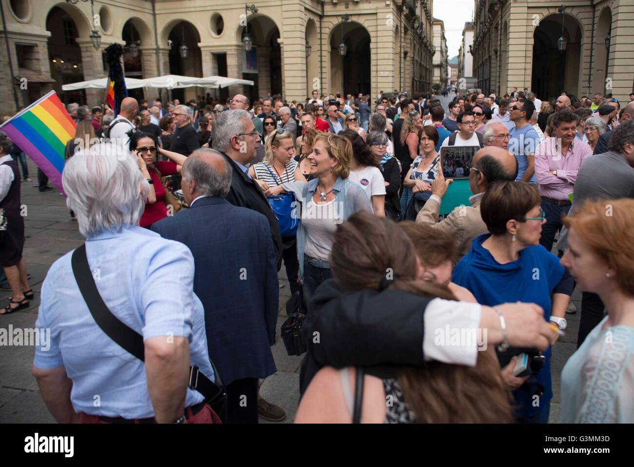 Turin, Italie. 13 Juin, 2016. S'asseoir à Turin en solidarité pour les victimes du massacre Crédit : Stefano Guidi/Alamy Live News Banque D'Images