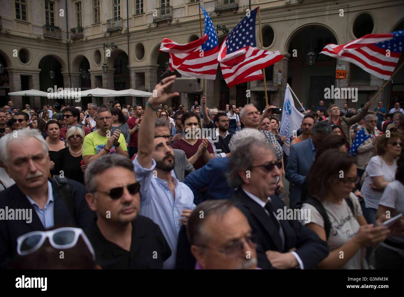 Turin, Italie. 13 Juin, 2016. S'asseoir à Turin en solidarité pour les victimes du massacre Crédit : Stefano Guidi/Alamy Live News Banque D'Images