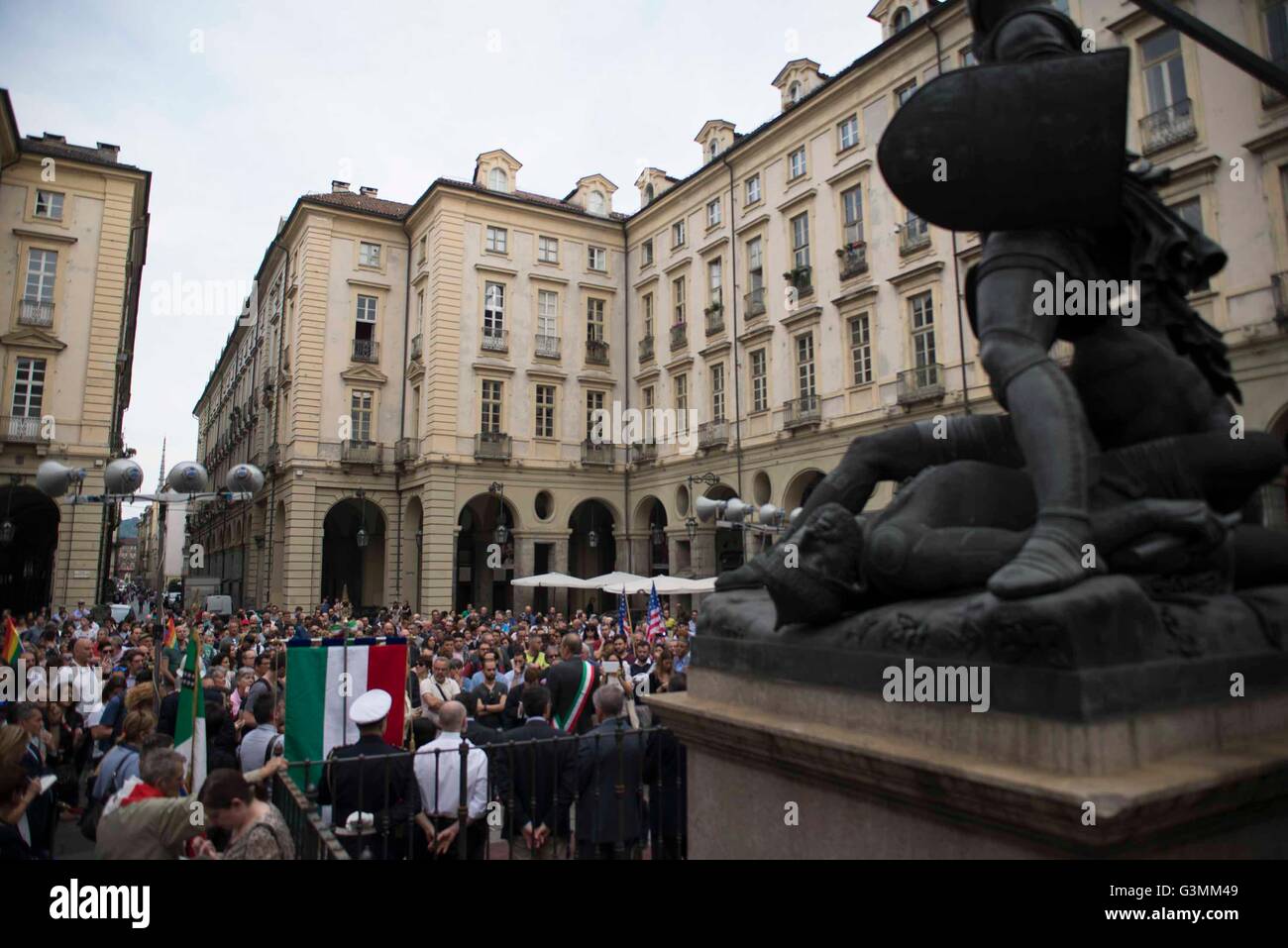 Turin, Italie. 13 Juin, 2016. S'asseoir à Turin en solidarité pour les victimes du massacre Crédit : Stefano Guidi/Alamy Live News Banque D'Images