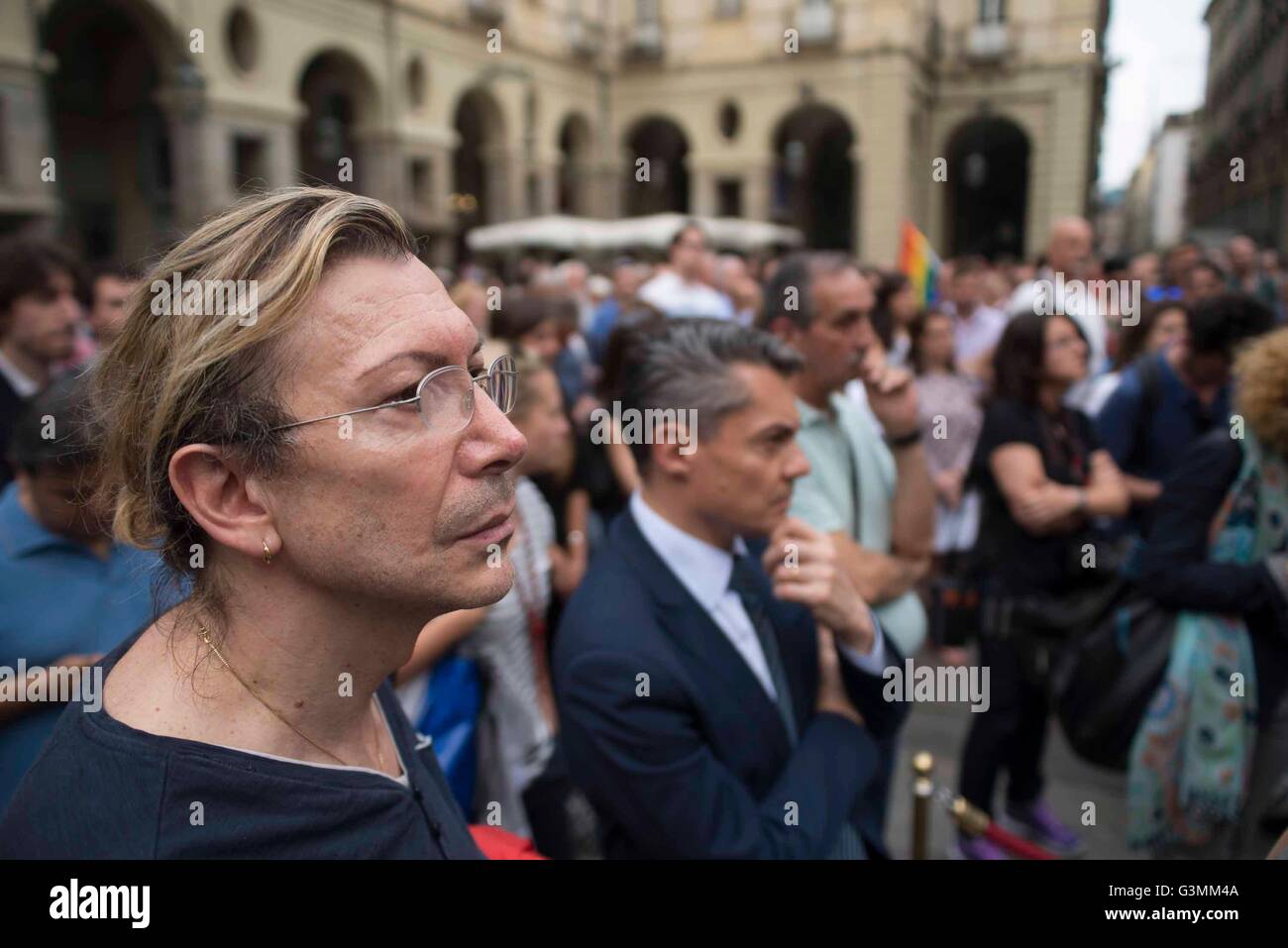 Turin, Italie. 13 Juin, 2016. S'asseoir à Turin en solidarité pour les victimes du massacre Crédit : Stefano Guidi/Alamy Live News Banque D'Images