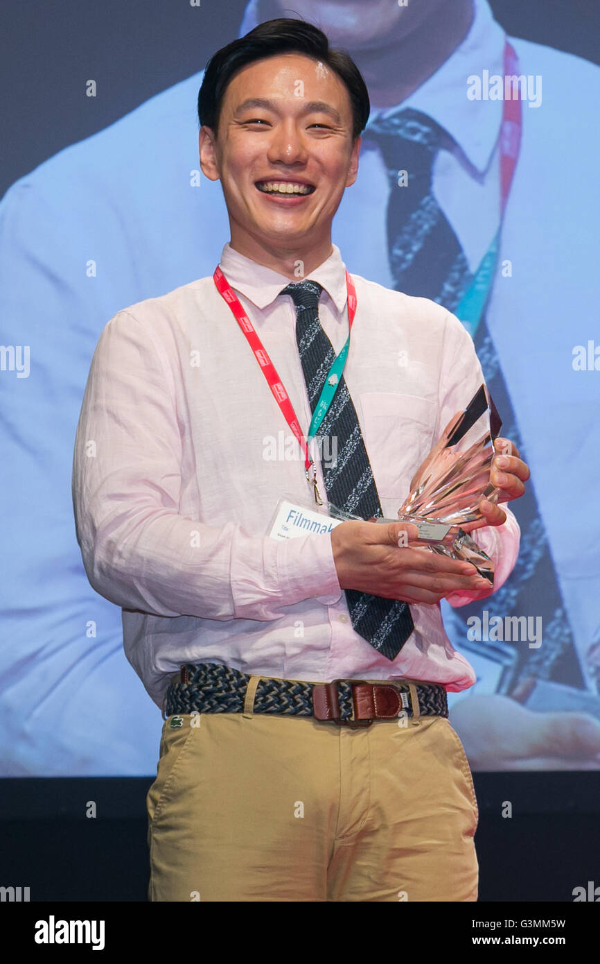 Directeur de la Geon Kim reçoit le Concours International d'Asie Best Short Award pour son film ''Continuer'' au cours de la Courte Short Film Festival (SSFF) 2016 Cérémonie de remise des prix à Jingu Kaikan le 13 juin 2016, Tokyo, Japon. SSFF est l'un des plus grands de l'Asie les festivals du film court qui s'est tenue à Tokyo du 2 au 26 juin. © Rodrigo Reyes Marin/AFLO/Alamy Live News Banque D'Images