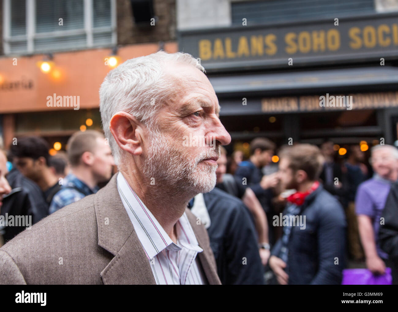 Soho, London, UK. 13 Juin, 2016. Un vigile pour les victimes de la fusillade à Pulse nightclub, Orlando est tenue à Old Compton Street, Soho, Londres. Jeremy Corbyn arrive à la veillée. Crédit d'auteur : carol moir/Alamy Live News Banque D'Images