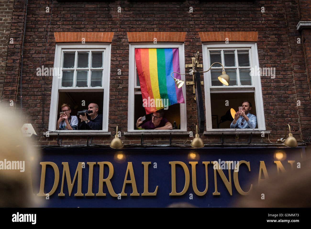 Soho, London, UK. 13 Juin, 2016. Un vigile pour les victimes de la fusillade à Pulse nightclub, Orlando est tenue à Old Compton Street, Soho, Londres. Admiral Duncan pub. copyright Photo : carol moir/Alamy Live News Banque D'Images