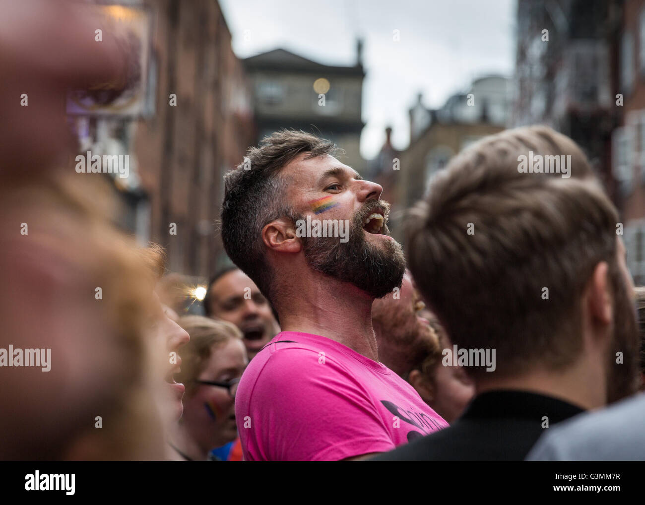 Soho, London, UK. 13 Juin, 2016. Un vigile pour les victimes de la fusillade survenue au nightclub, Orlando est tenue à Old Compton Street, Soho, Londres. Membre de la chorale, Pink Singers. Crédit d'auteur : carol moir/Alamy Live News Banque D'Images