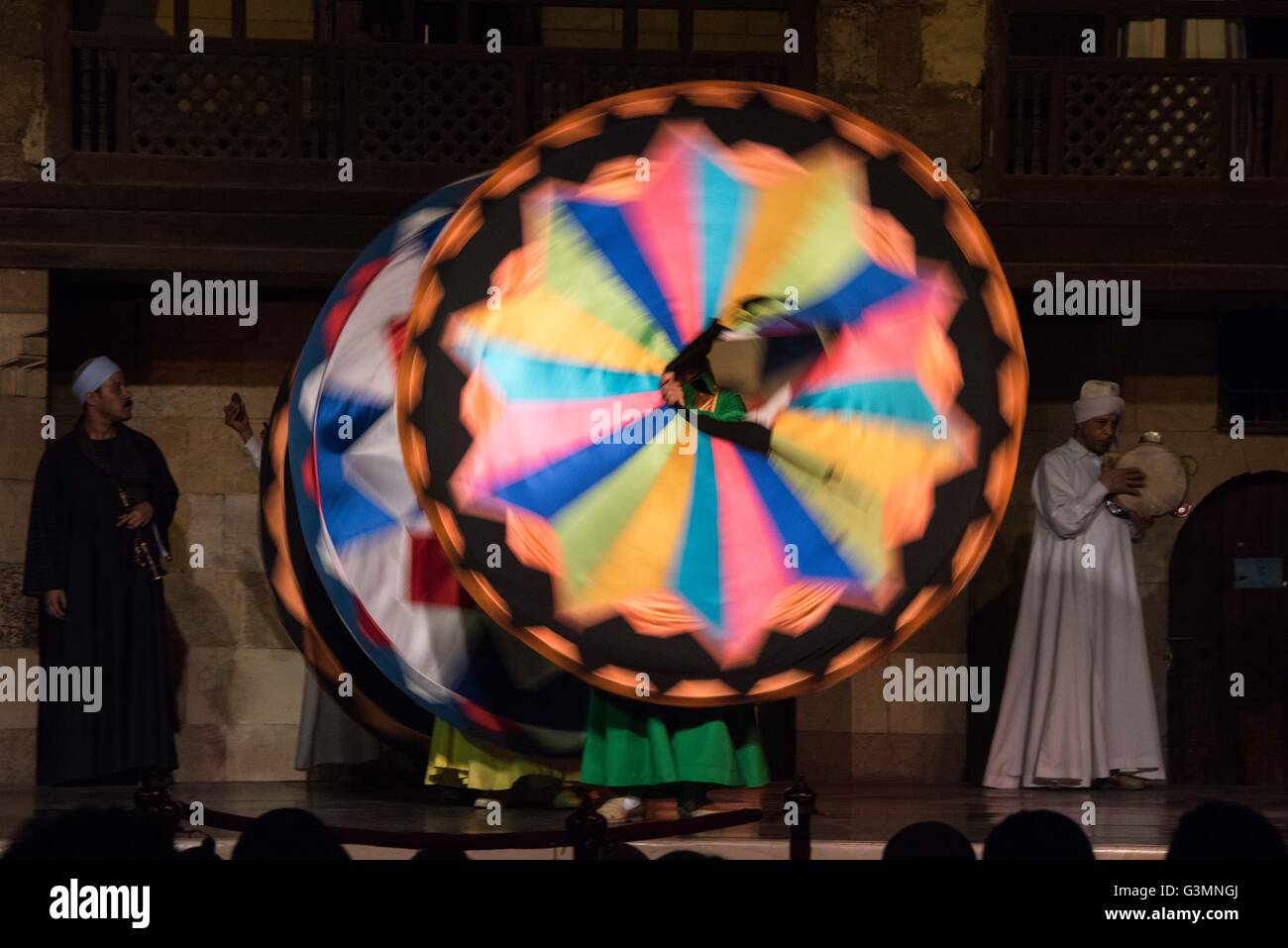 Le Caire, Égypte. 13 Juin, 2016. Les spectacles de danse égyptienne la Tanoura, une version égyptienne de la danse soufie, à un spectacle de nuit pendant le mois de jeûne du Ramadan, au palais Al Ghouri au Caire, Égypte, 13 juin 2016. Credit : Meng Tao/Xinhua/Alamy Live News Banque D'Images