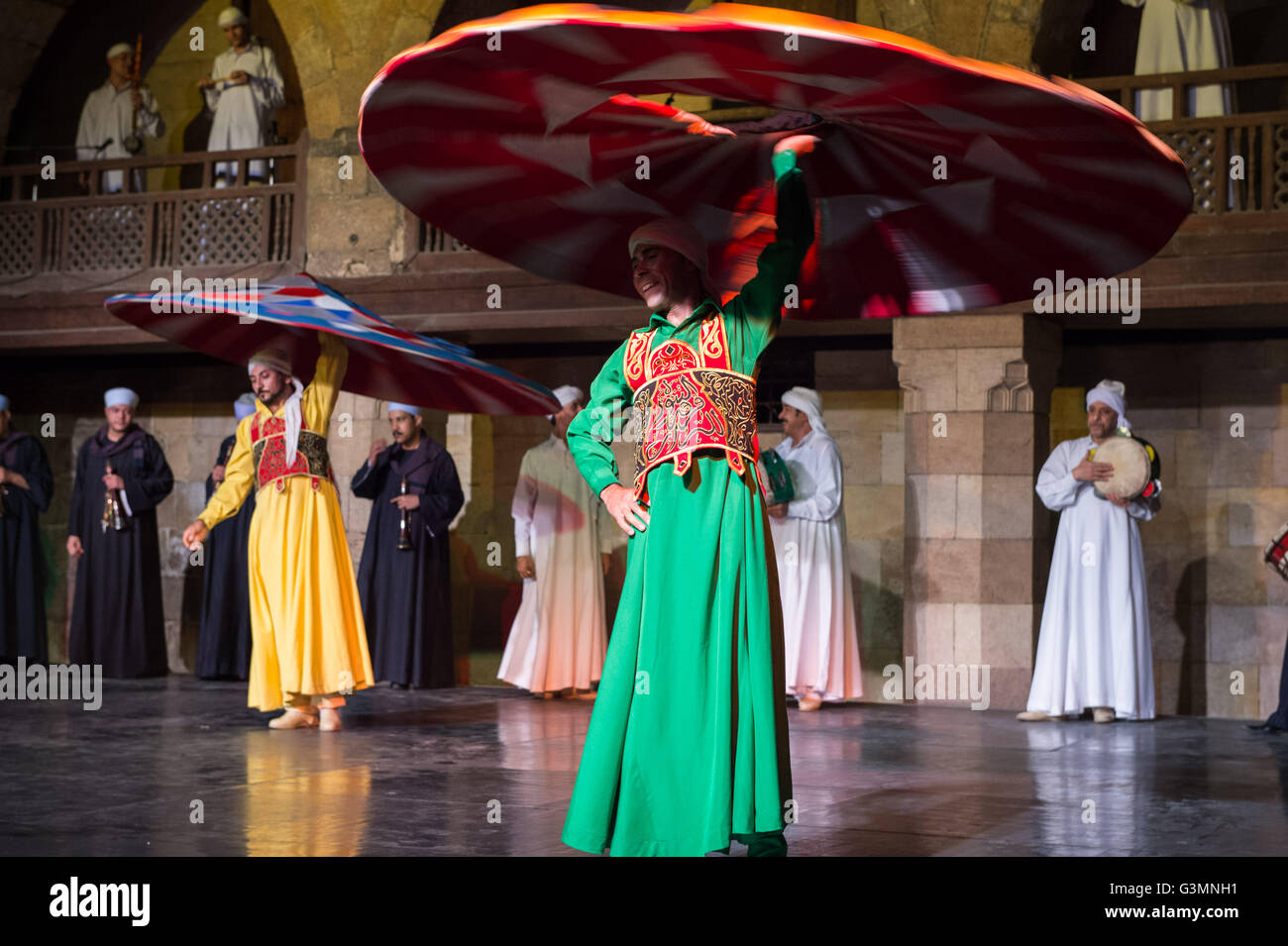 Le Caire, Égypte. 13 Juin, 2016. Les spectacles de danse égyptienne la Tanoura, une version égyptienne de la danse soufie, à un spectacle de nuit pendant le mois de jeûne du Ramadan, au palais Al Ghouri au Caire, Égypte, 13 juin 2016. Credit : Meng Tao/Xinhua/Alamy Live News Banque D'Images