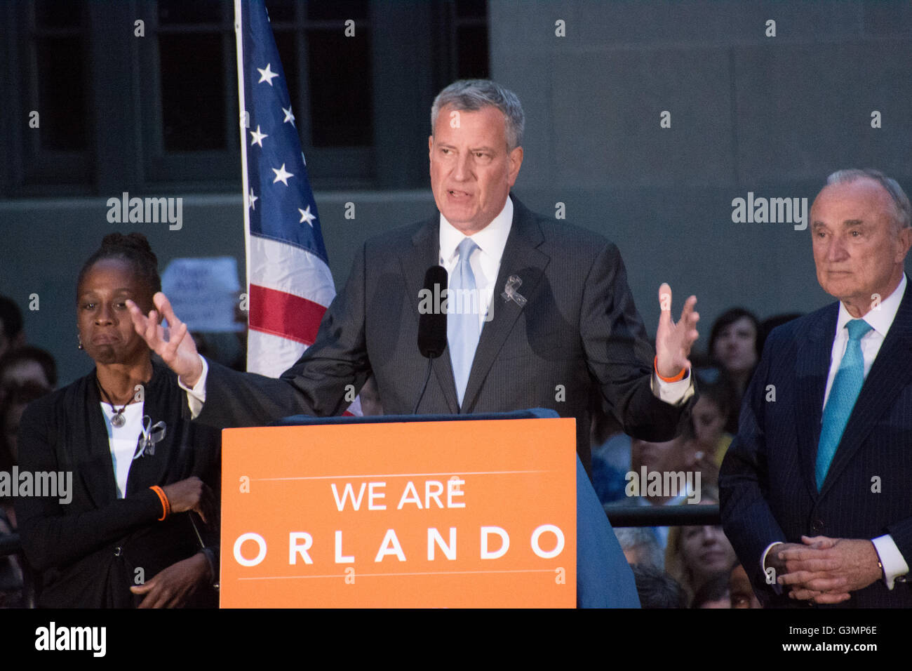 New York, USA. 13 juin 2016. NYC Maire Bill De Blasio parle à la vigile pour Orlando, à côté de Paris Première Dame Chirlane McCray et commissaire de police Bill Bratton. Des milliers de rues encombrées à Greenwich Village pour rendre hommage aux victimes LGBT du massacre d'Orlando dans une veillée aux chandelles. Credit : M. Stan Reaves/Alamy Live News Banque D'Images