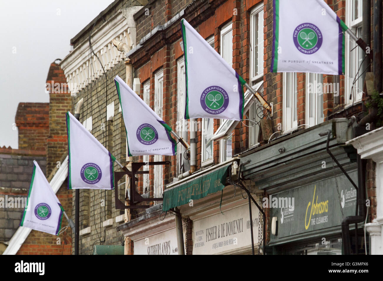 Wimbledon, Londres, Royaume-Uni. 14 Juin, 2016. Magasins de Wimbledon et les fenêtres sont décorées avec des drapeaux et accessoires de tennis dans les préparatifs de la 2016 Tournoi de tennis de Wimbledon qui commence le 27 juin Crédit : amer ghazzal/Alamy Live News Banque D'Images