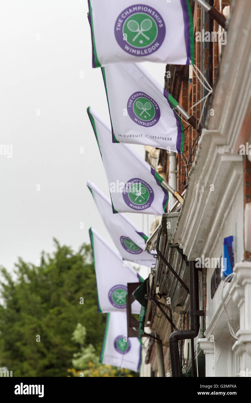 Wimbledon, Londres, Royaume-Uni. 14 Juin, 2016. Magasins de Wimbledon et les fenêtres sont décorées avec des drapeaux et accessoires de tennis dans les préparatifs de la 2016 Tournoi de tennis de Wimbledon qui commence le 27 juin Crédit : amer ghazzal/Alamy Live News Banque D'Images
