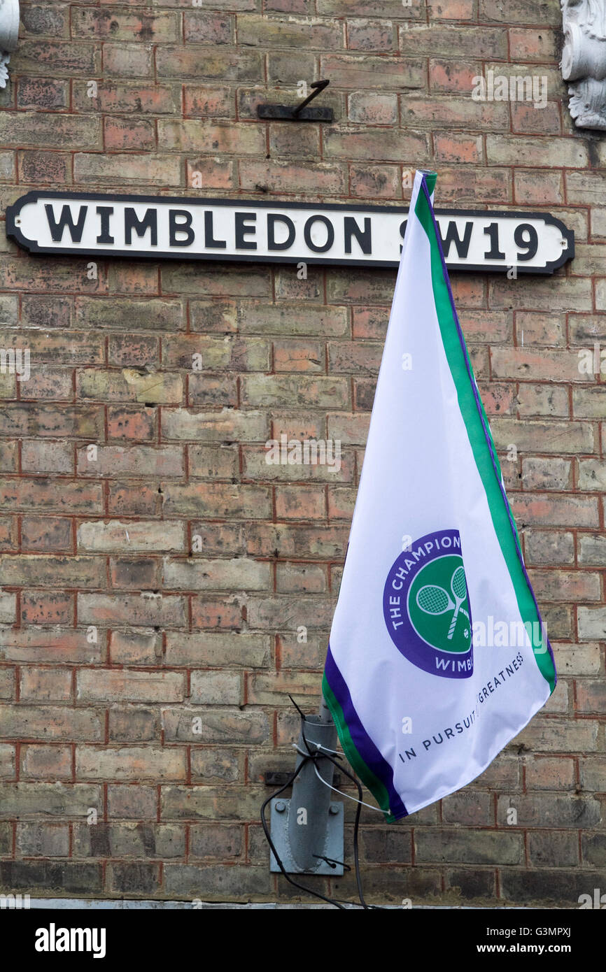 Wimbledon, Londres, Royaume-Uni. 14 Juin, 2016. Magasins de Wimbledon et les fenêtres sont décorées avec des drapeaux et accessoires de tennis dans les préparatifs de la 2016 Tournoi de tennis de Wimbledon qui commence le 27 juin Crédit : amer ghazzal/Alamy Live News Banque D'Images