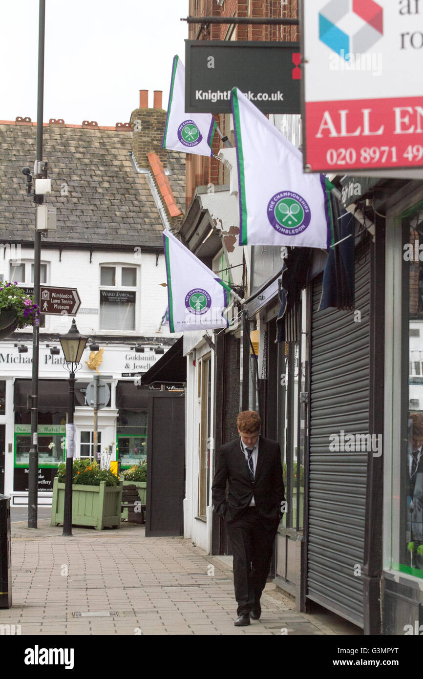 Wimbledon, Londres, Royaume-Uni. 14 Juin, 2016. Magasins de Wimbledon et les fenêtres sont décorées avec des drapeaux et accessoires de tennis dans les préparatifs de la 2016 Tournoi de tennis de Wimbledon qui commence le 27 juin Crédit : amer ghazzal/Alamy Live News Banque D'Images