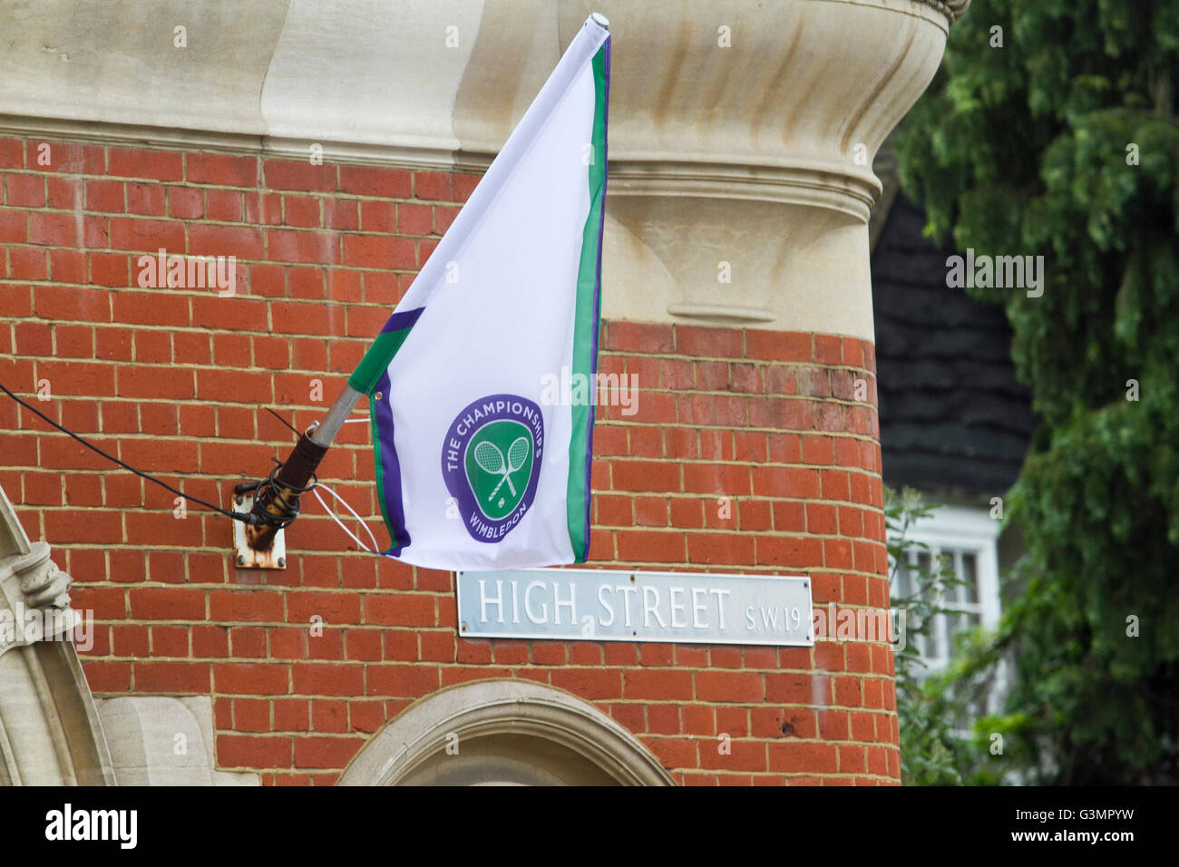 Wimbledon, Londres, Royaume-Uni. 14 Juin, 2016. Magasins de Wimbledon et les fenêtres sont décorées avec des drapeaux et accessoires de tennis dans les préparatifs de la 2016 Tournoi de tennis de Wimbledon qui commence le 27 juin Crédit : amer ghazzal/Alamy Live News Banque D'Images