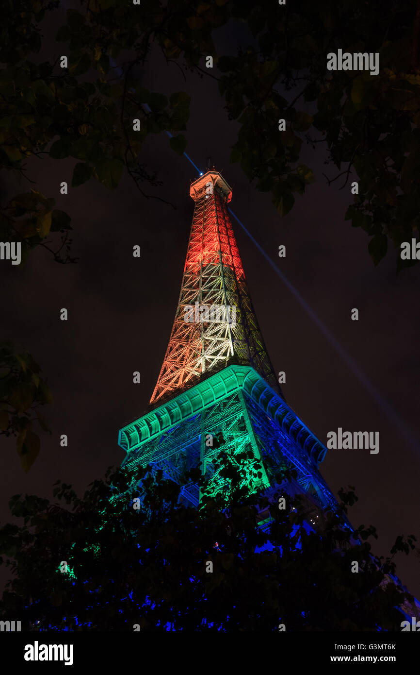 Paris, France. 13, juin 2016. La Tour Eiffel est éclairé avec des couleurs arc-en-ciel pour montrer leur soutien aux victimes de la prise d'Orlando. Crédit : David Bertho / Alamy Live News Banque D'Images