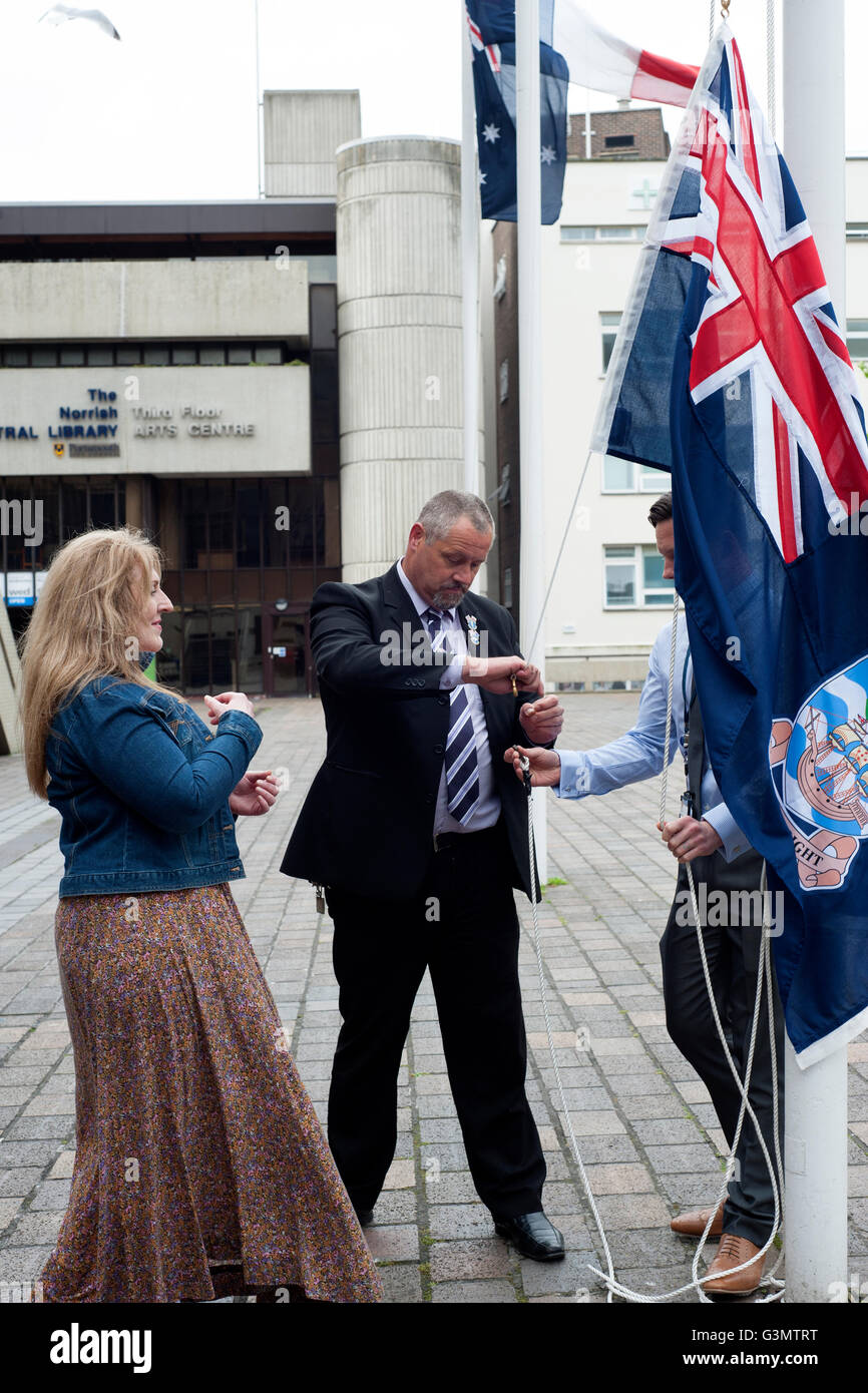 Les Malouines, ce drapeau est soulevée à une cérémonie de lever du drapeau marquant le 34e anniversaire de la fin de la guerre des Malouines portsmouth uk Banque D'Images