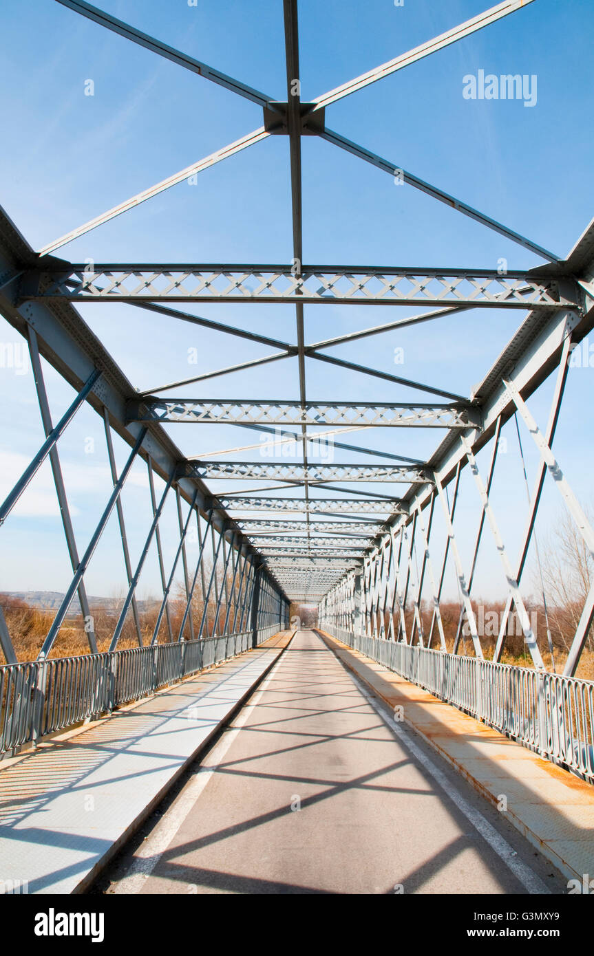 Pont en fer au-dessus de la rivière Jarama. Titulcia, province de Madrid, Espagne. Banque D'Images