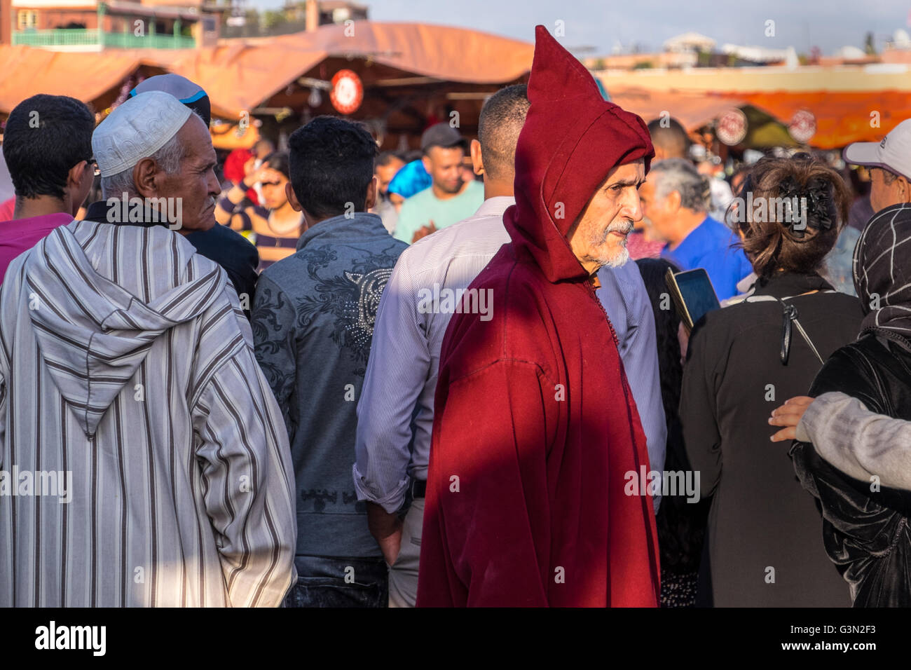 Habillé de façon traditionnelle, l'homme marocain Marrakech / Marrakech, Maroc Banque D'Images