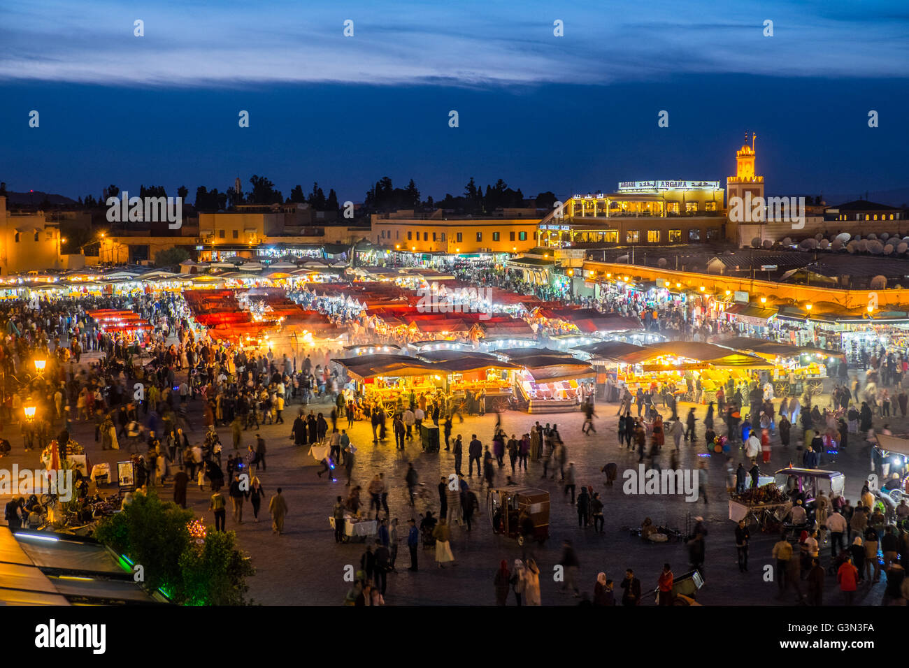 Place Jamaa el Fna (Place Jemaa el-Fna, place Djema el-Fna ) la place principale dans la médina de Marrakech, Maroc la nuit Banque D'Images