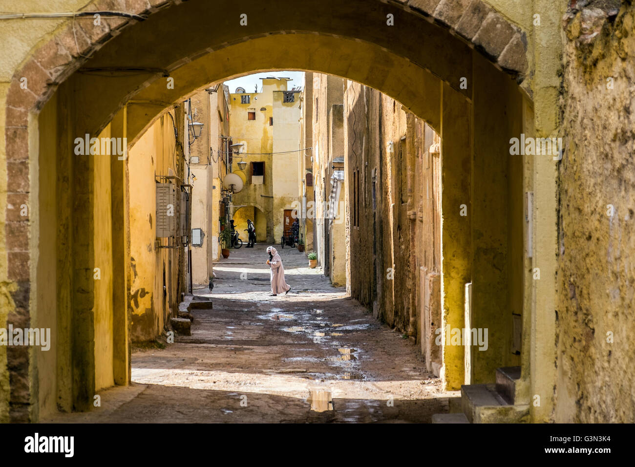 Personnes âgées femme marocaine dans la Médina de la ville côtière d'El Jadida, Maroc Banque D'Images